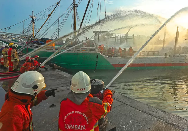 Dua Jam Terbakar Kapal Layar Motor Jadi Arang Jawa Pos