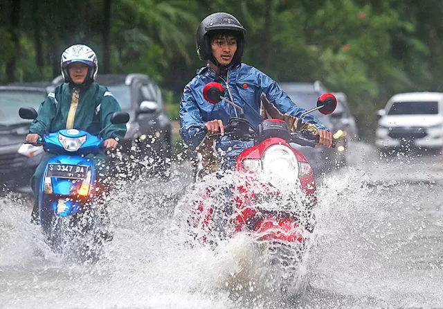 Berkendara Aman Saat Hujan Hindari Bermanuver Dan Menerobos Genangan