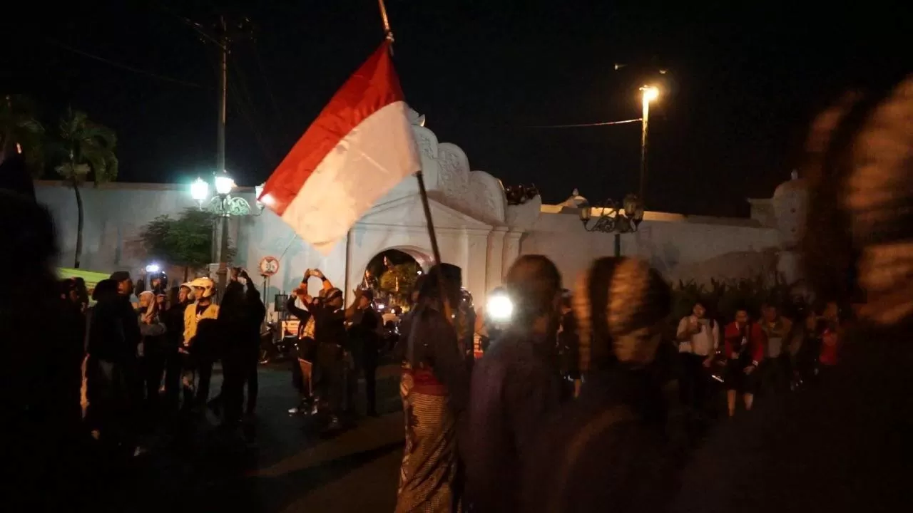 Mubeng Beteng Kraton Yogyakarta Krjogja