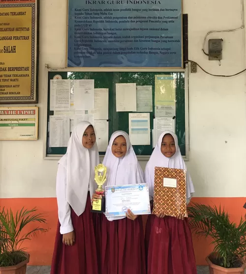 Siswi Uptd Sdn Pulau Rakyat Tua Juara Ii Lomba Puisi Bahasa