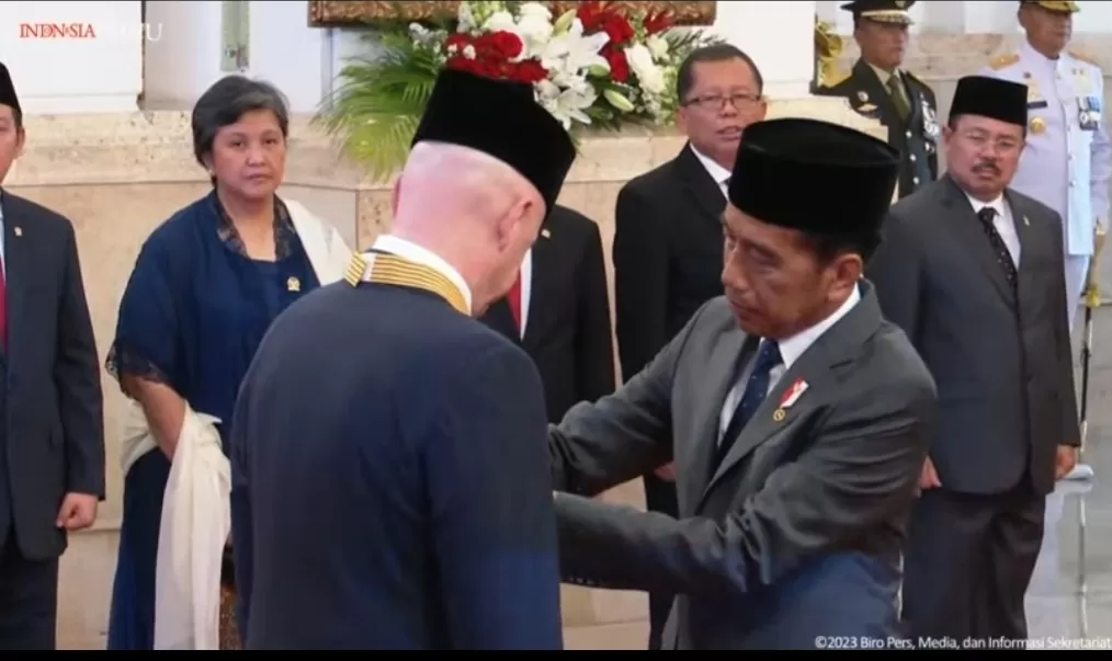 Bertepatan Hari Pahlawan Jokowi Beri Tanda Bintang Jasa Untuk Presiden