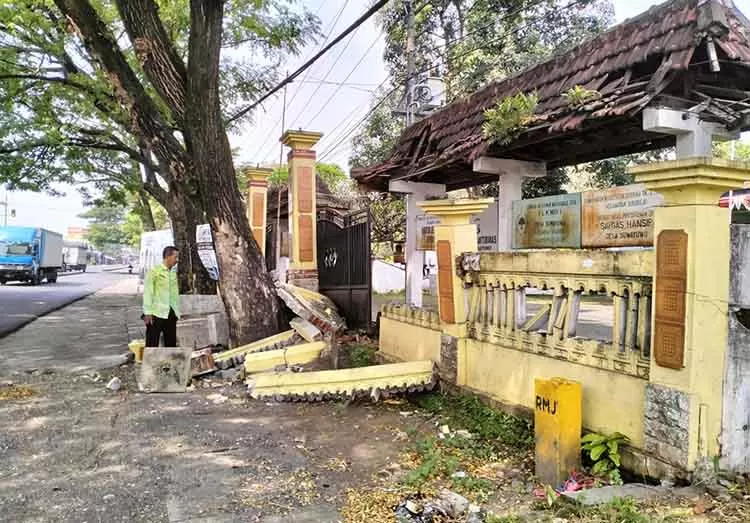 Pagar Kantor Desa Suwayuwo Kecamatan Sukorejo Ambruk Ini Pemicunya