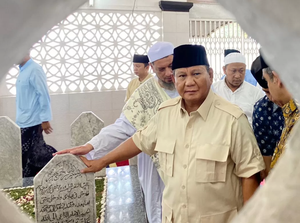 Usai Ziarah Ke Orang Tua Prabowo Lanjut Ziarah Ke Makam Habib Ali