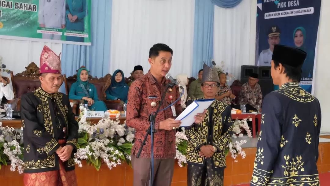 Pj Bupati Muaro Jambi Bachyuni Deliansyah Kukuhkan Lam Desa Marga Mulya