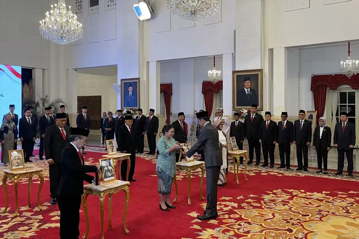 Jokowi Anugerahkan Gelar Pahlawan Nasional Kepada Enam Tokoh Satu Dari