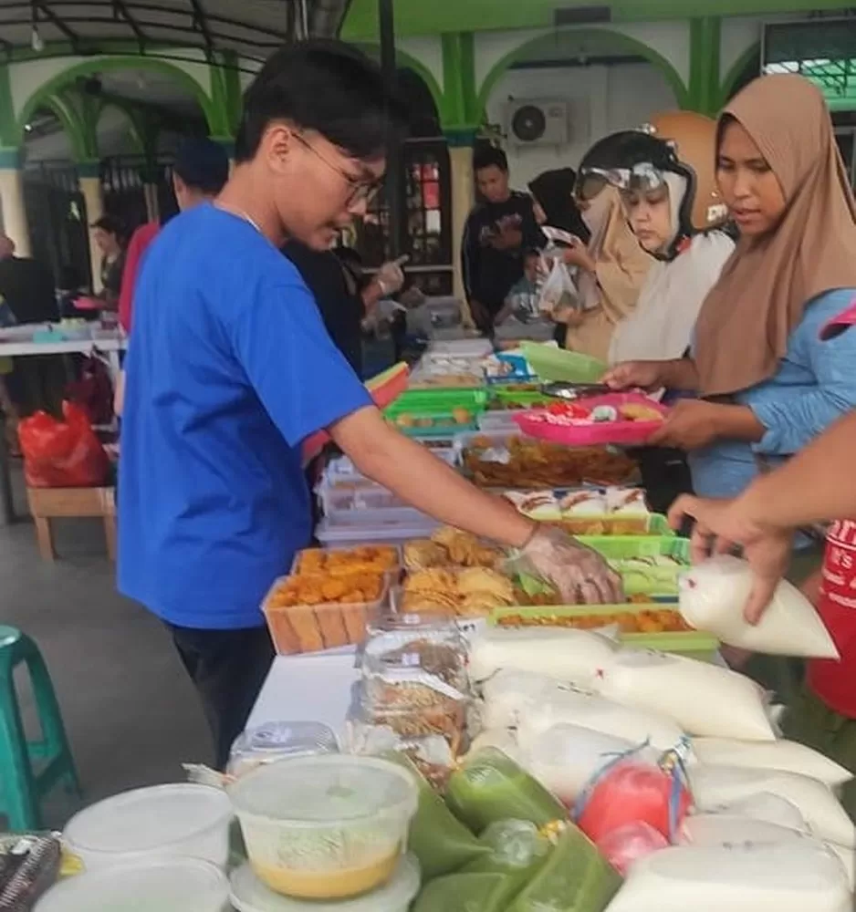 Meriah Ramadhan 1445 Hijriah Berburu Takjil Tradisi Jelang Berbuka