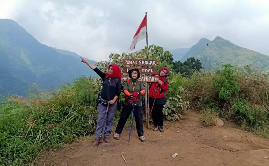 Ini Lokasi Di Puncak Gunung Yang Menjadi Tempat Favorit Untuk Berfoto