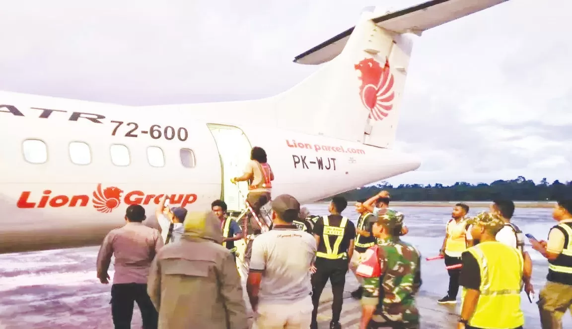 Pesawat Wings Air Ditembak Kkb Peluru Tembus Ke Kabin Balpos