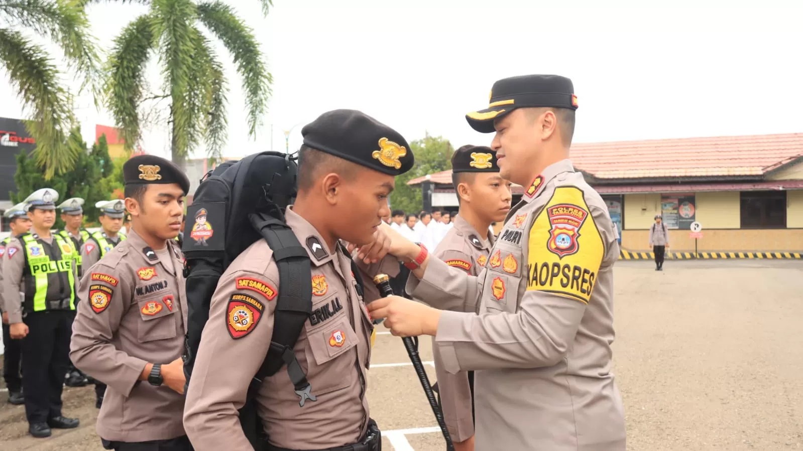 Inilah Perlengkapan Personel Polri Untuk Amankan Distribusi Logistik