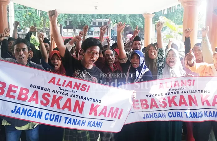 Warga Jatibanteng Demo DPRD Situbondo Minta Hentikan Tambang Yang