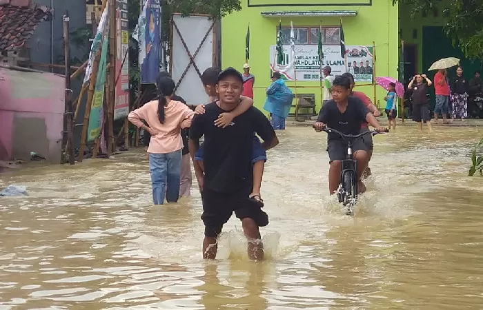 Sungai Cacaban Meluap Desa Di Tegal Terendam Banjir Ribuan Warga