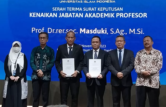 UII Cetak Dua Profesor Baru Rektor Tekankan Kebebasan Saintifik Dan