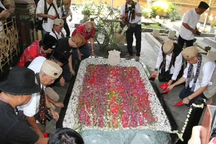 Saat Umat Tionghoa Gelar Ritual Ceng Beng Di Makam Gus Dur Radar Jombang