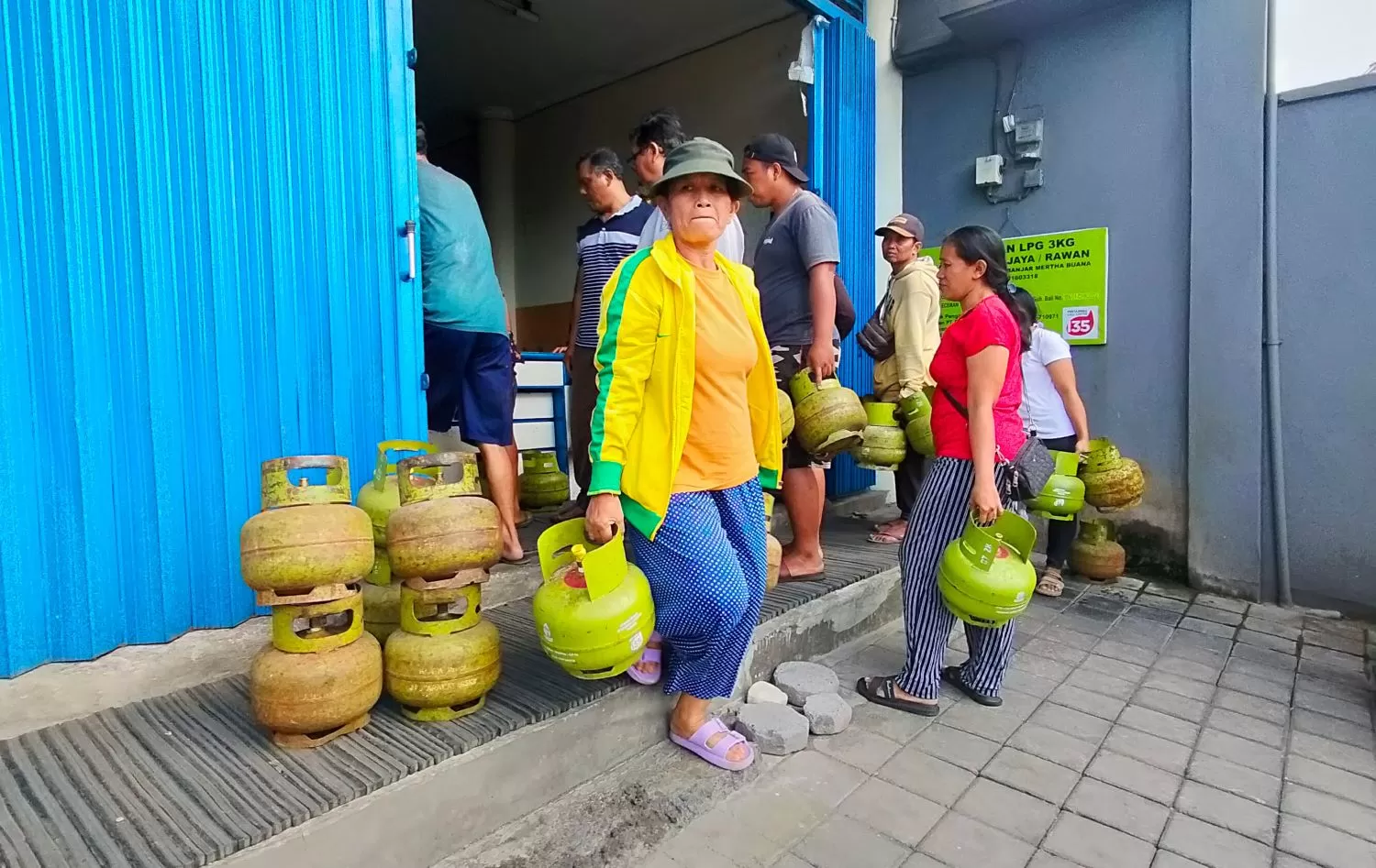 Kelangkaan Gas Lpg Kg Di Denpasar Tabung Ludes Dalam Jam