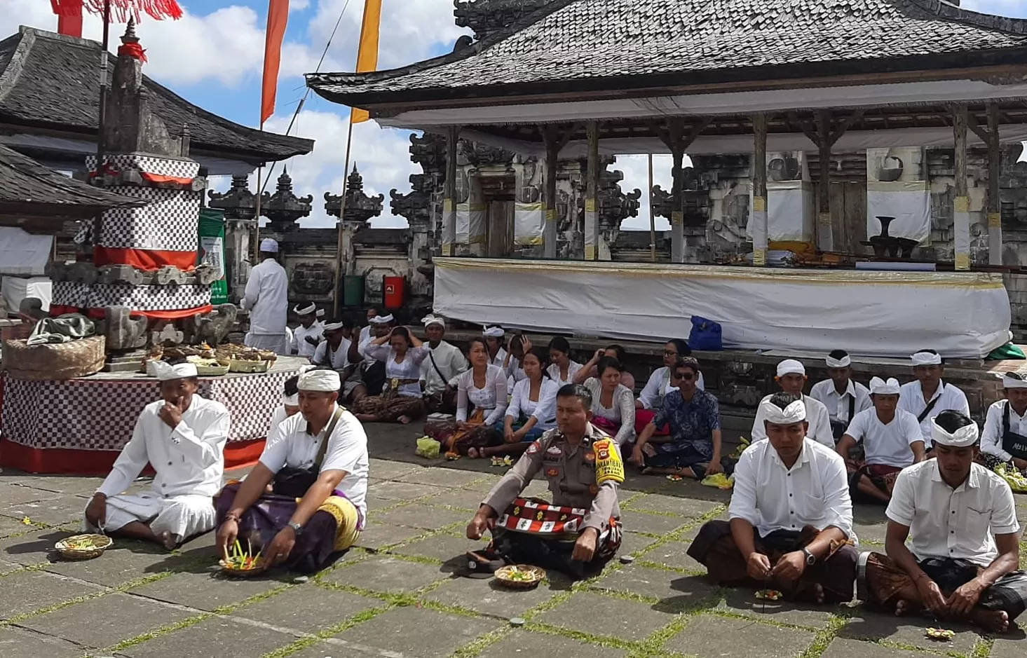 Bule Di Bali Ciuman Di Pura Lempuyang Desa Adat Purwayu Gelar Upacara