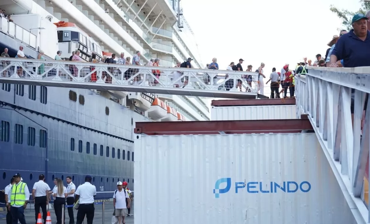 Kapal Pesiar Jumbo Celebrity Solstice Berlabuh Di Pelabuhan Benoa Bali