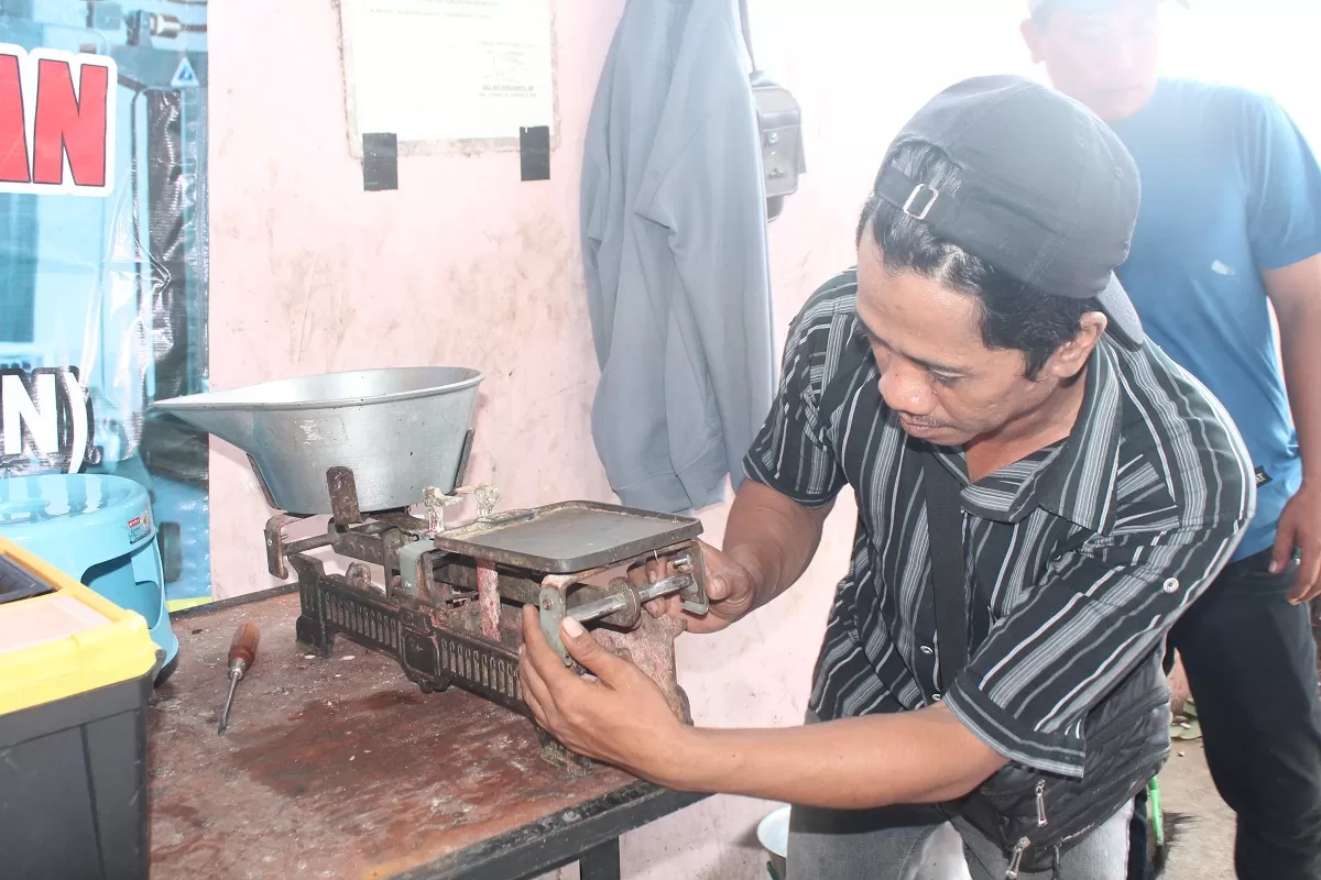 Disperindag Grobogan Lakukan Tera Ulang Timbangan Pedagang Pasar Di