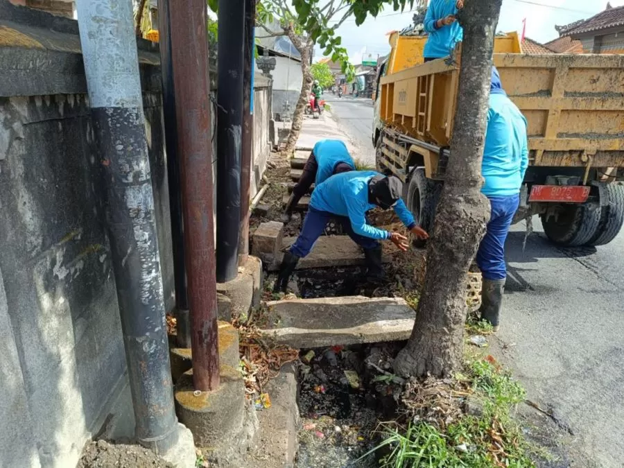 Sampah Masih Banyak Nyangkut Terperangkap Di Jaring Jaring Dan Selokan