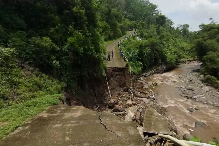 Jalan Dan Saluran Air Bersih Terputus Akibat Banjir Bandang Di Tengaran