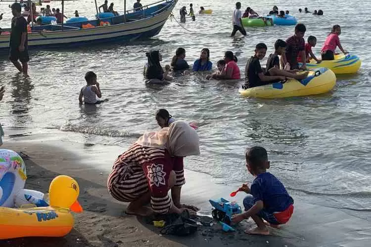 Pantai Ngebum Jadi Primadona Wisatawan Saat Libur Lebaran Radar Semarang