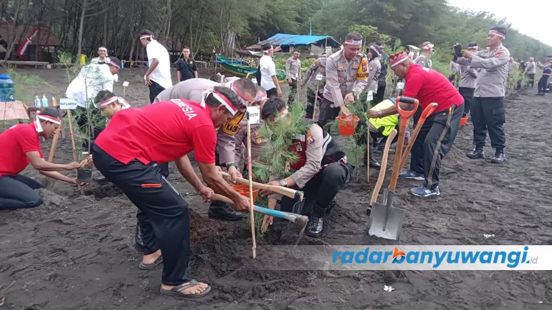 Ribuan Bibit Pohon Ditanam Untuk Cegah Abrasi Kapolresta Jaga Alam