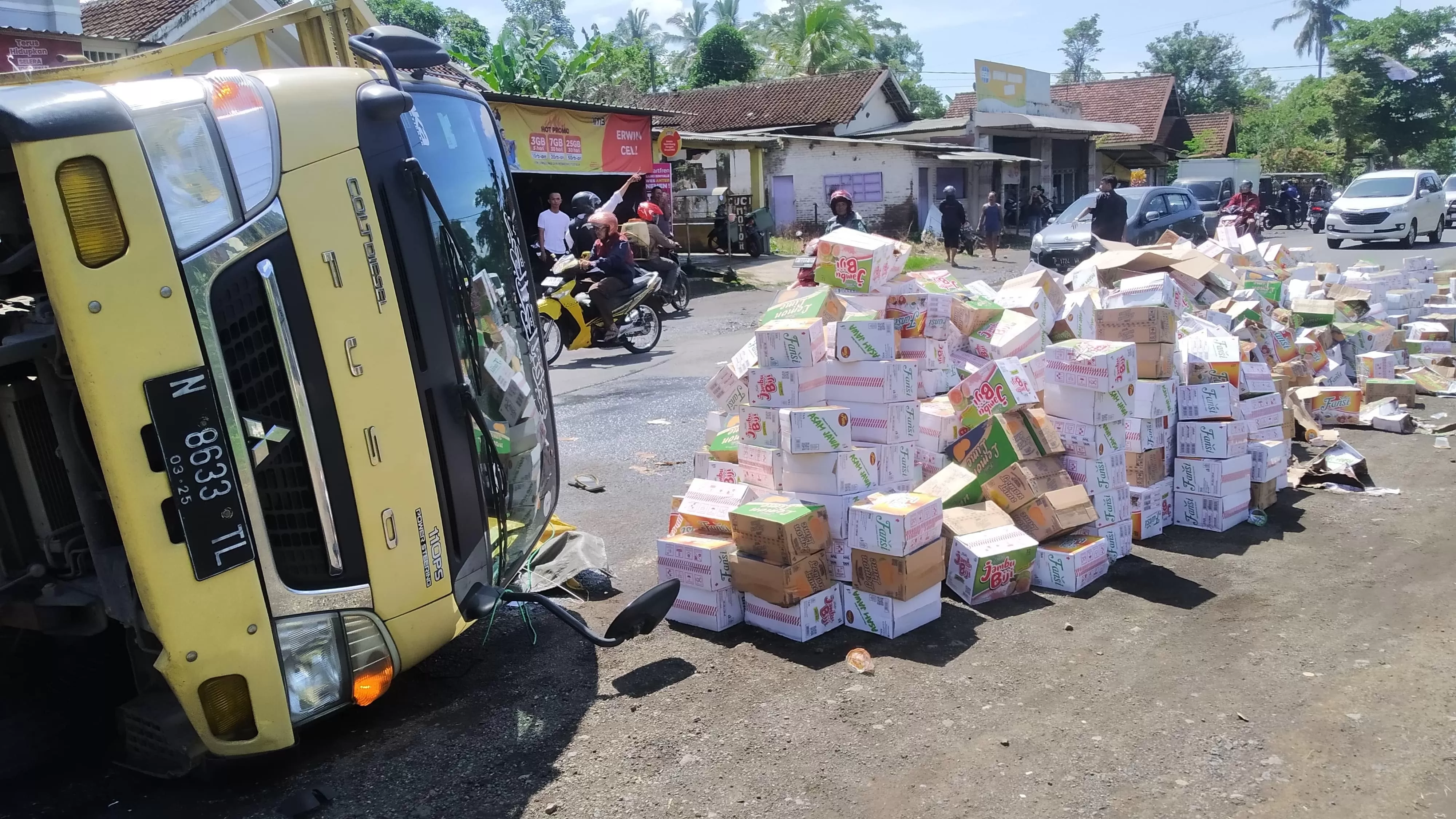 Pecah Ban Truk Muatan Minuman Terguling HIlang Kendali Pikap Muatan