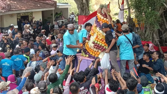 Berebut Gunungan Dari Hasil Bumi Begini Hebohnya Sedekah Bumi Di Made