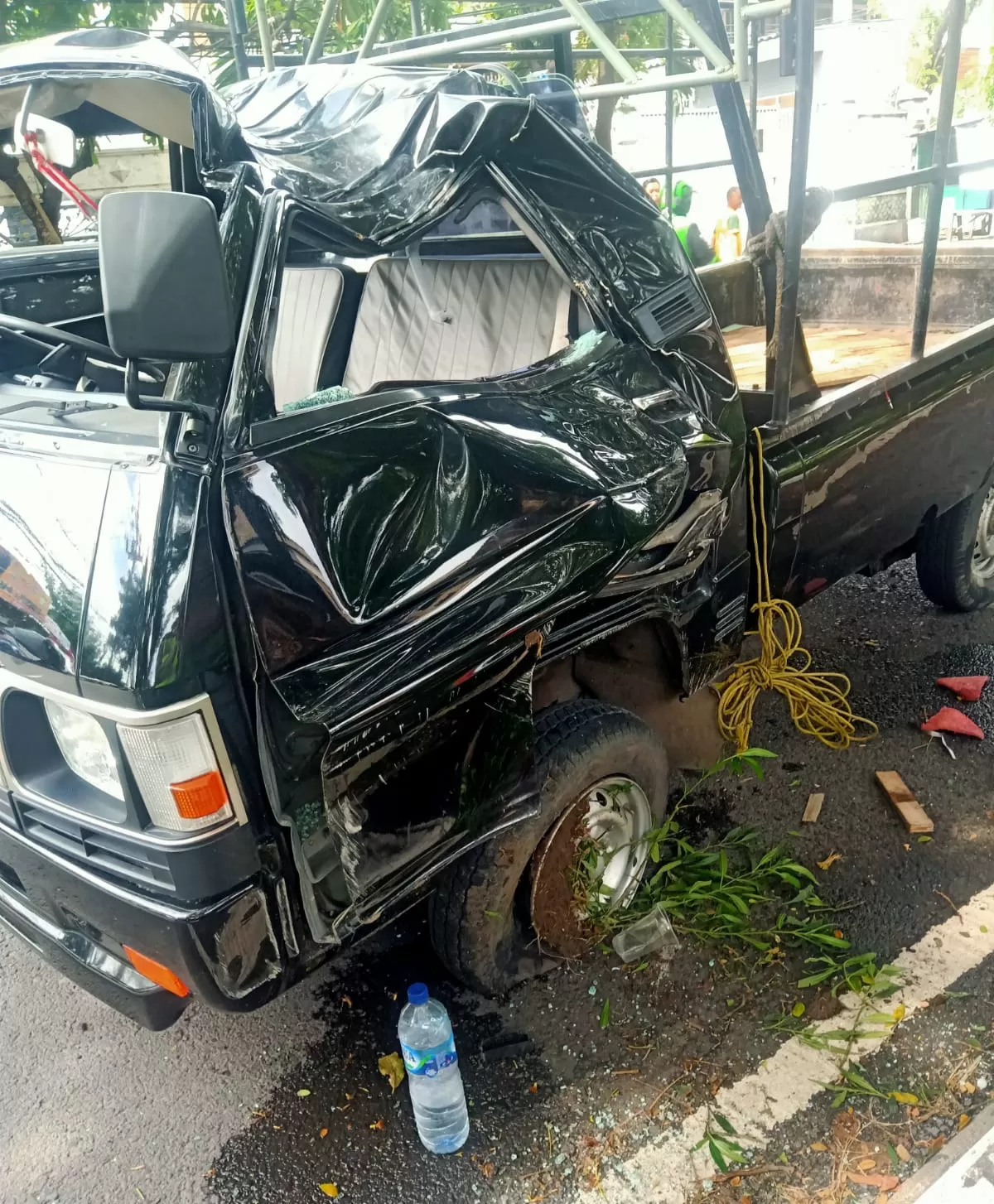 Ban Pecah Pikap Oleng Tabrak Pembatas Jalan Tenggilis Surabaya Sopir