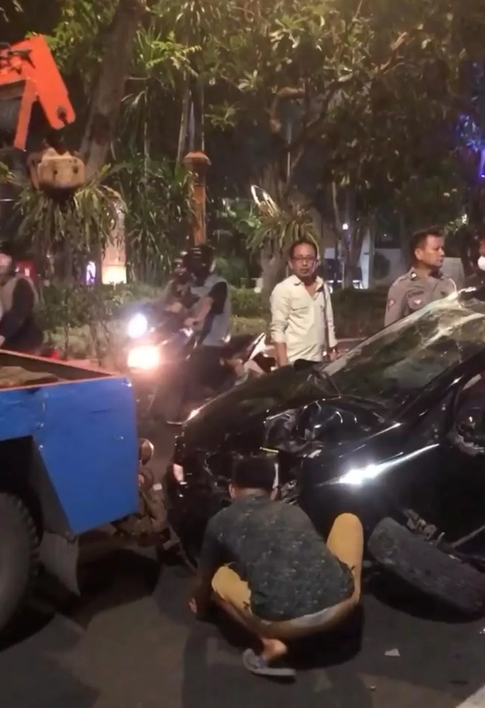 Sebuah Mobil Naik Trotoar Tabrak Tiang PJU Dan Pohon Di Jalan Darmo