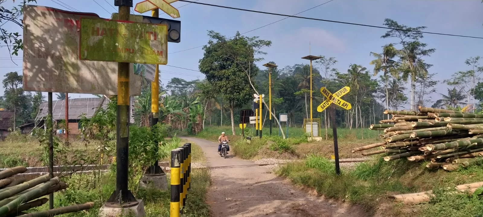 Rambu Perlintasan Kereta Api Buram Radar Jember