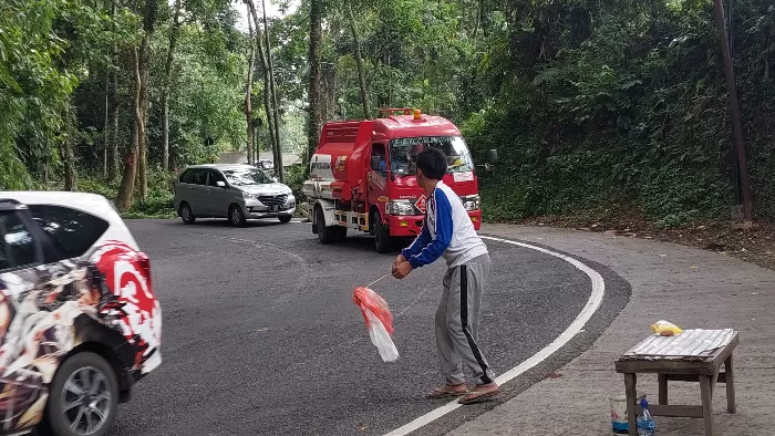 Bersama Awe Awe Relawan Pengatur Lalin Di Gumitir Jember Gercep Beri