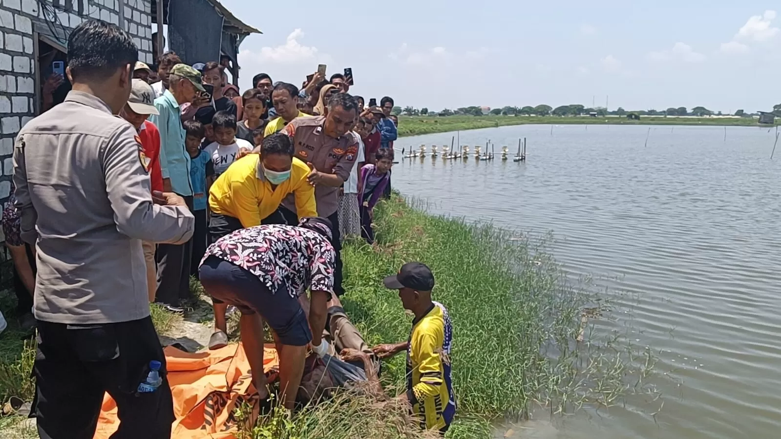 Dikira Tumpukan Sampah Pengelola Tambak Kaget Ternyata Mayat Telungkup