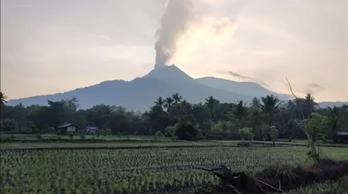 Gunung Api Lewotobi Meningkatkan Aktivitas Erupsi Warga Diminta