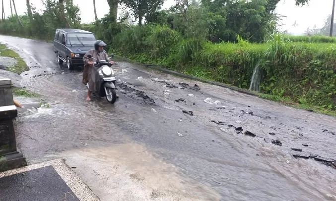 Hujan Deras Banjir Jalan Jebol Di Karangasem Pos Bali