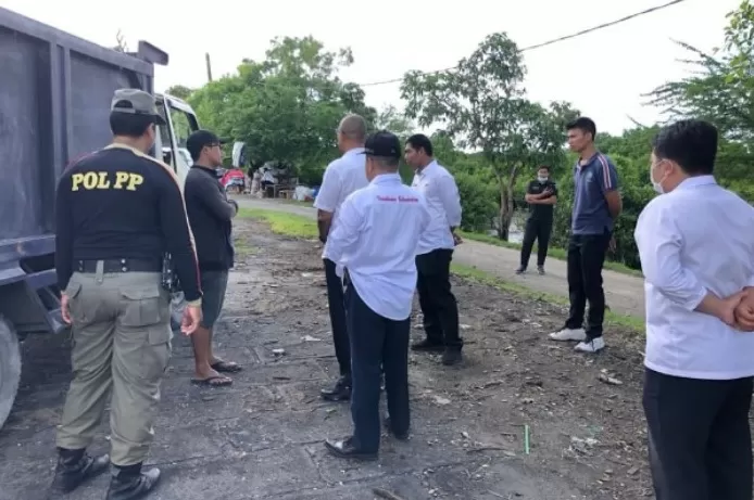 Warga Kepergok Buang Sampah Sembarangan Di Jalan Pura Prapat Nunggal