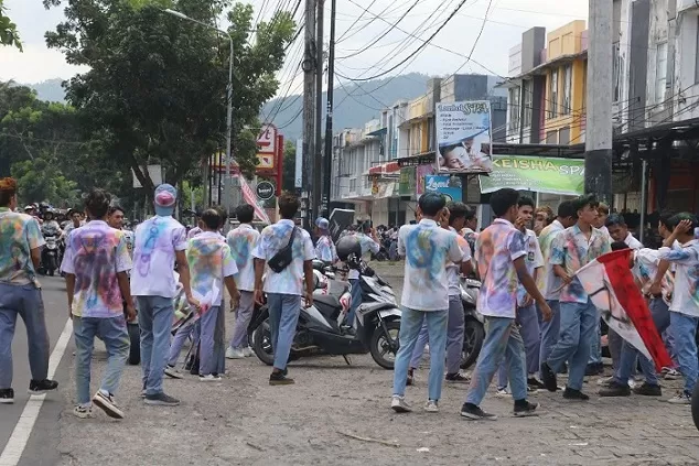 Pengumuman Kelulusan SMA Diwarnai Coret Bendera Merah Putih Pos Bali