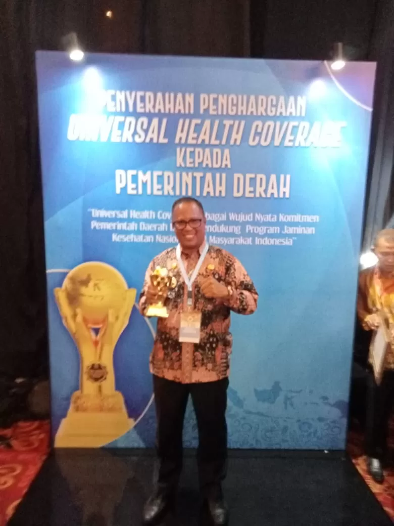 Tito Karnavian Serahkan Penghargaan UHC Ke Pj Bupati Mubar Publik Satu