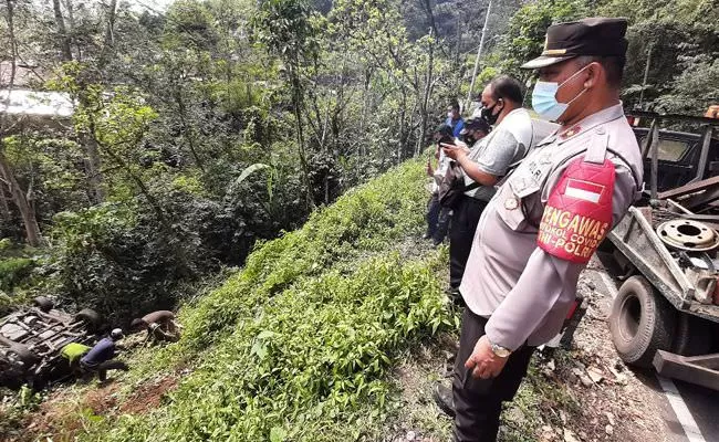 Salip Kendaraan Mobil Plat Jakarta Terjun Bebas Ke Jurang Di Buleleng