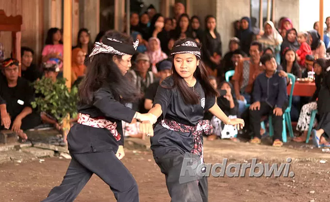 Peringati Idul Adha Masyarakat Mondoluko Sajikan Pencak Sumping