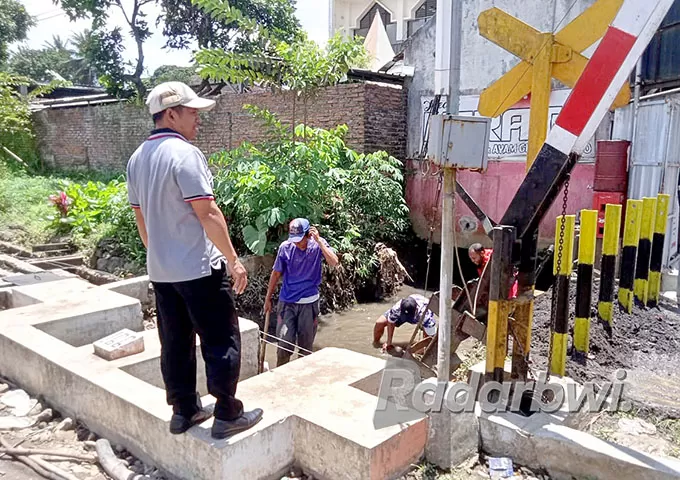 Air Selokan Meluap Ke Jalan Gara Gara Tersumbat Sampah Radar Banyuwangi