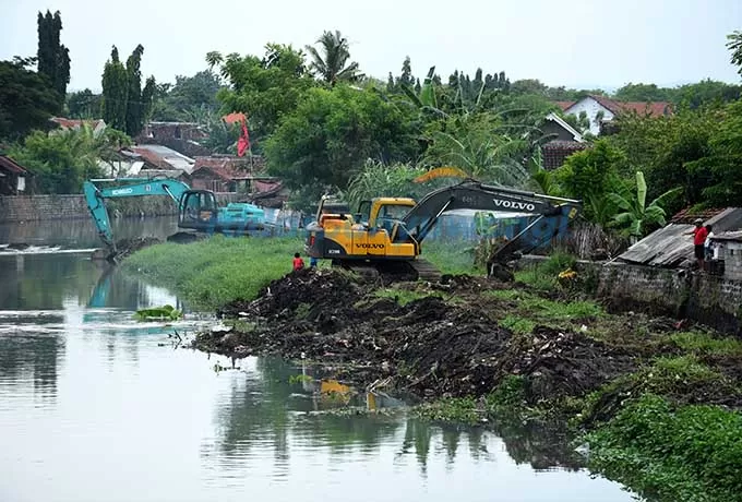 Kerahkan Tiga Alat Berat Keruk Sedimentasi Di Hilir Kalilo Radar