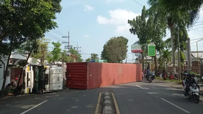 Hindari Pemotor Truk Kontainer Terguling Dan Melintang Di Jalan