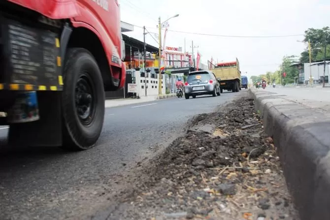 Aspal Jalan Proyek Kementerian Senilai PUPR Rp 46 Miliar Rusak Radar