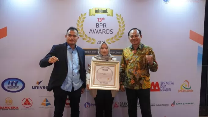 Bank Jombang Sabet Dua Penghargaan BPR Awards 2022 Dari Infobank