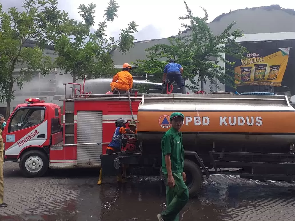 Butuh Dua Jam Jinakkan Si Jago Merah Pemadaman Dibantu Armada Luar