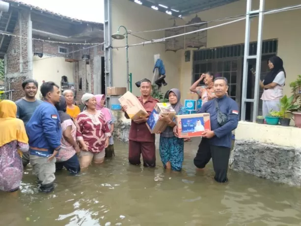 Sahabat Lestari Salurkan Bantuan Kepada Korban Rob Di Dua Desa Di Demak