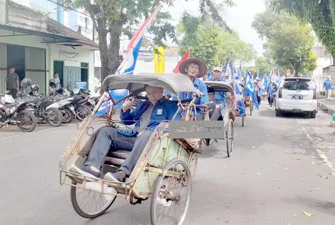 Pan Jepara Daftarkan Bacaleg Ke Kpu Sambil Konvoi Naik Becak Radar Kudus