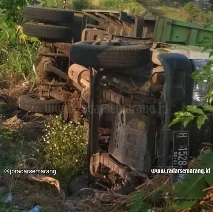 Tak Kuat Nanjak Truk Muatan Brangkal Terguling Radar Semarang