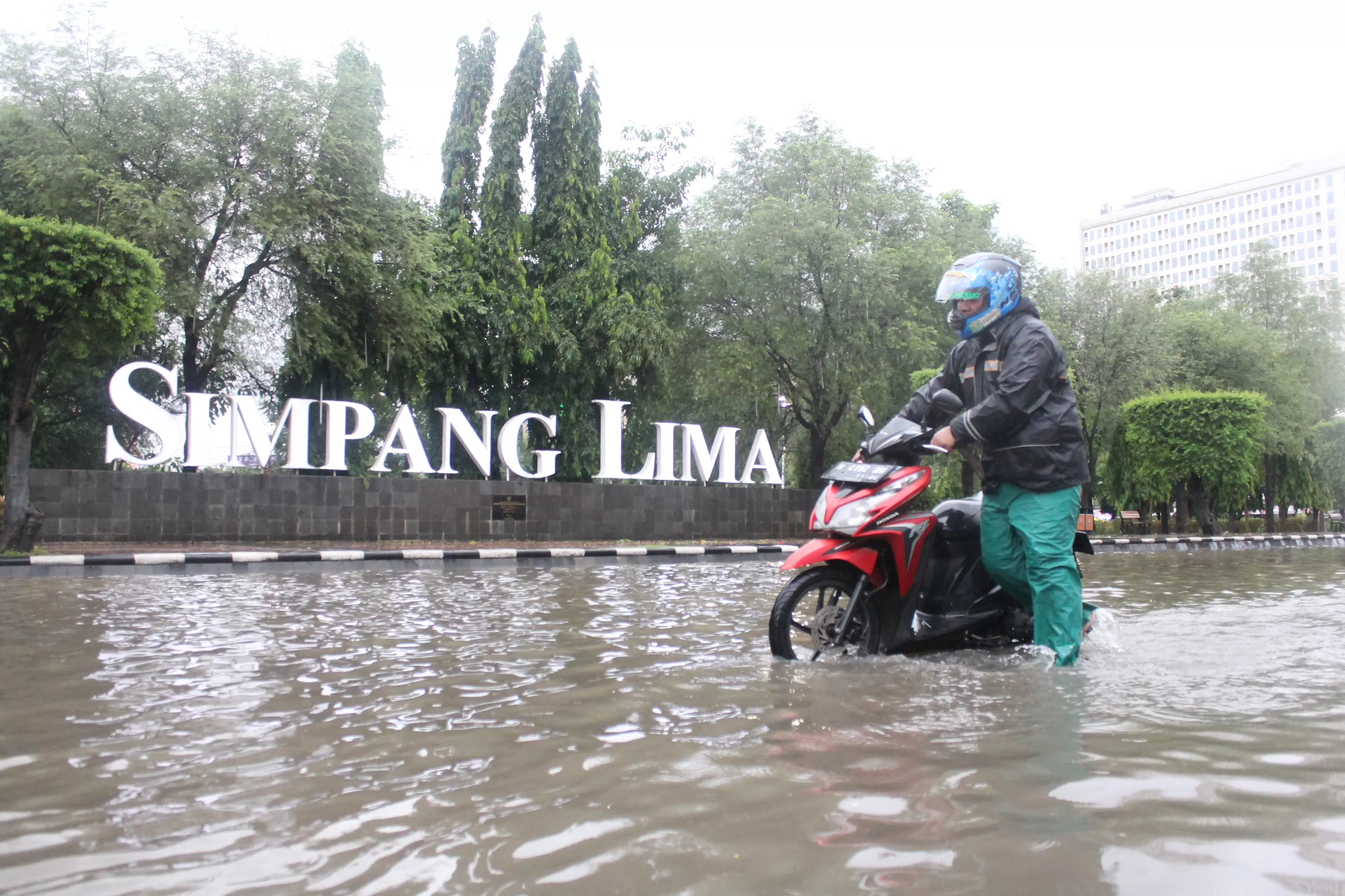 Hujan Lebat Kawasan Simpang Lima Dikepung Banjir Radar Semarang