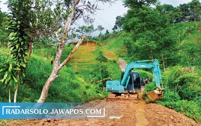 Usai Tertutup Longsor Jalur Penghubung Di Jatiyoso Kembali Dibuka